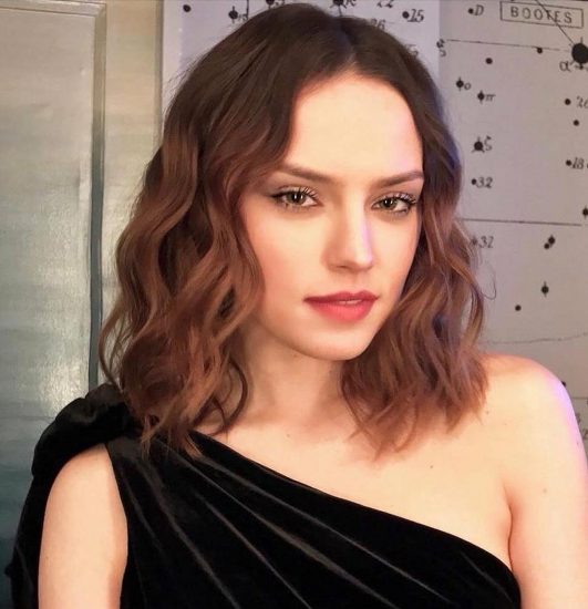 Daisy Ridley sexy dress