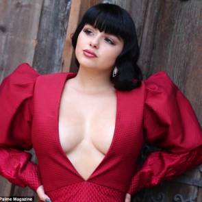 Ariel Winter tits in deep cleavage