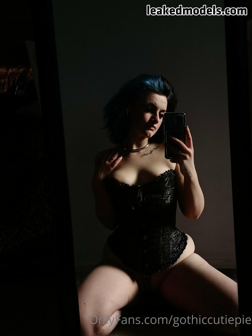 Gothiccutiepie Nude 16