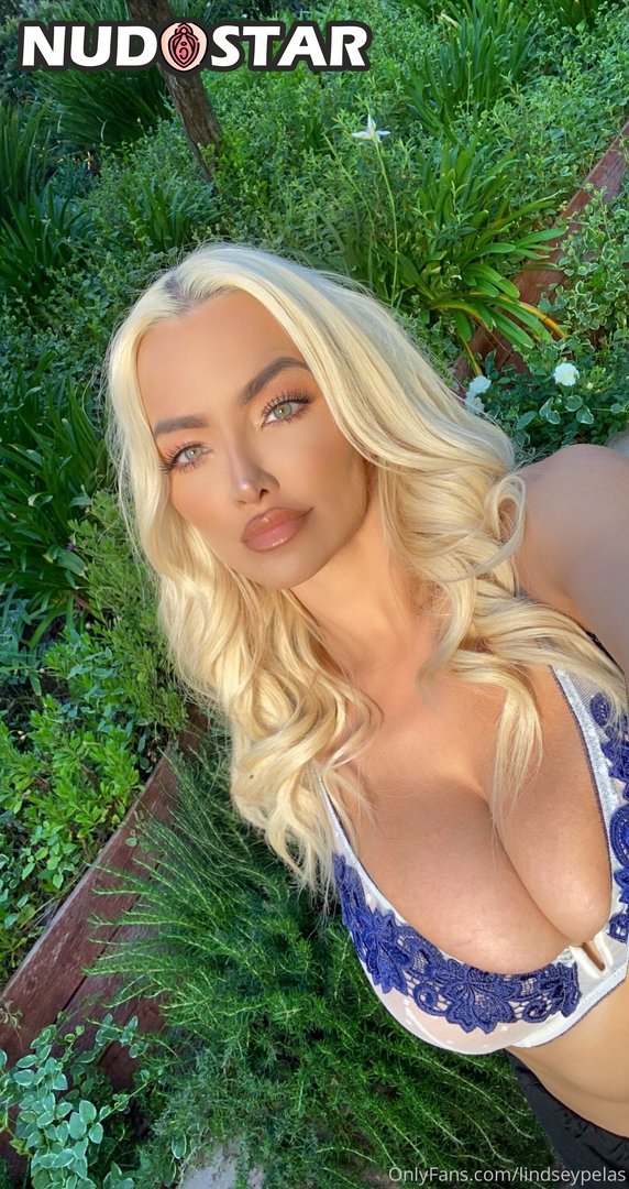 Lindseypelas Leaked Photo 16