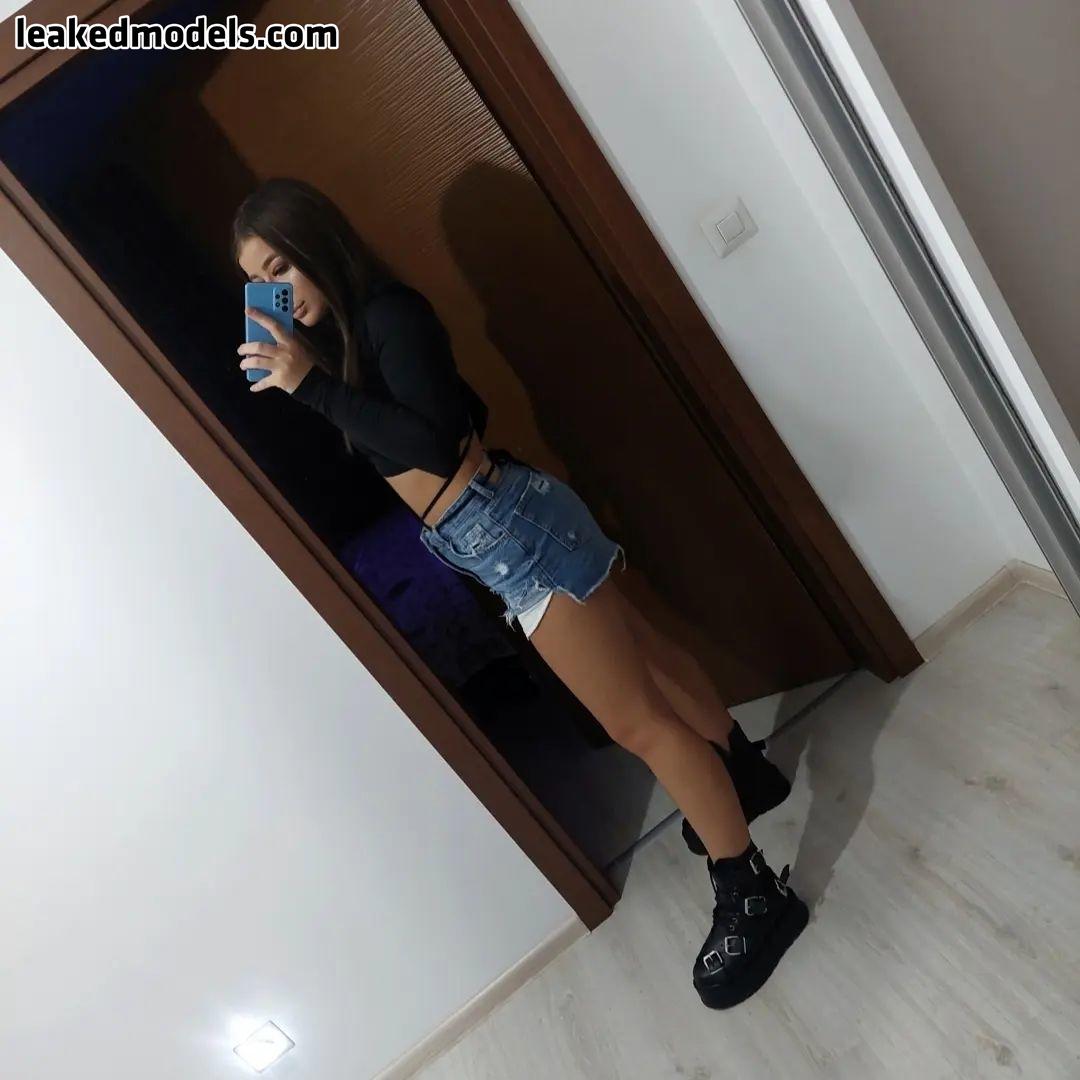 Roxanasilvanasandu Nude 15