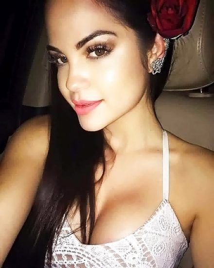 Natti Natasha nude cleavage