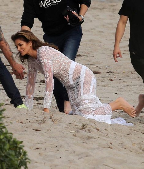 Cindy Crawford kneeling