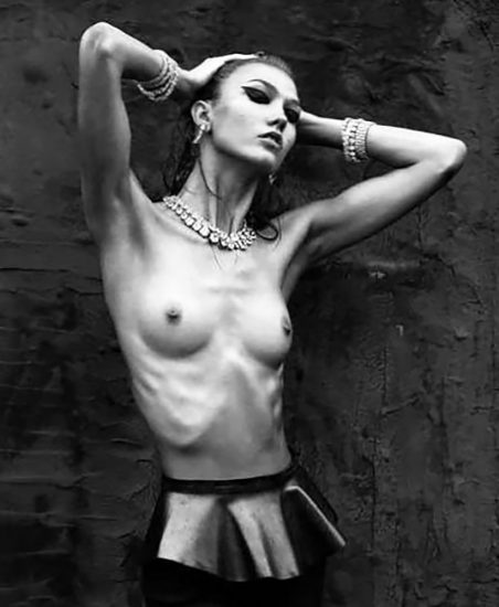 Karlie Kloss nude tits