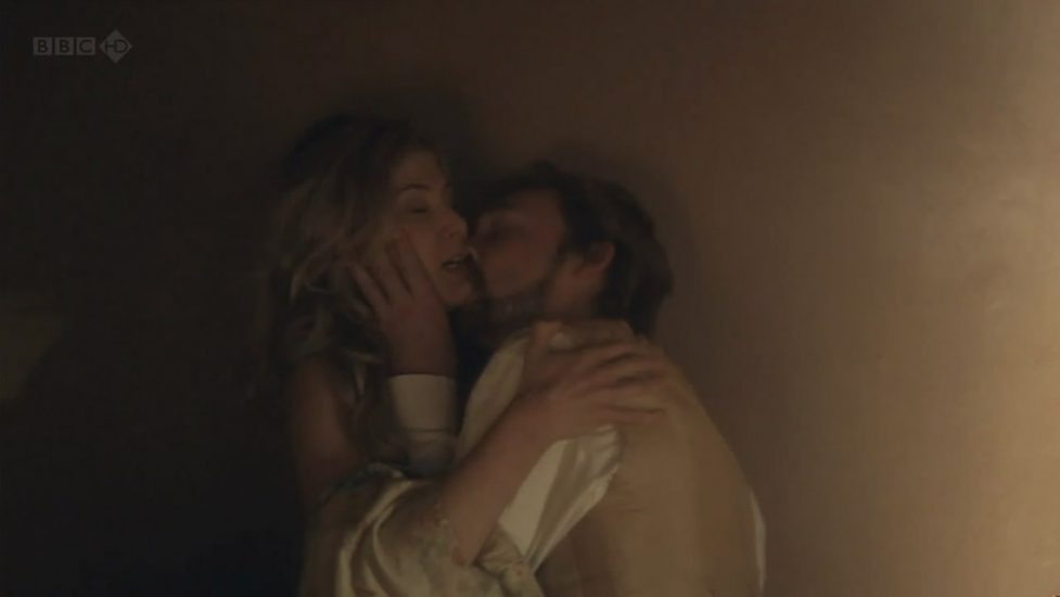 Rosamund Pike topless sex scen